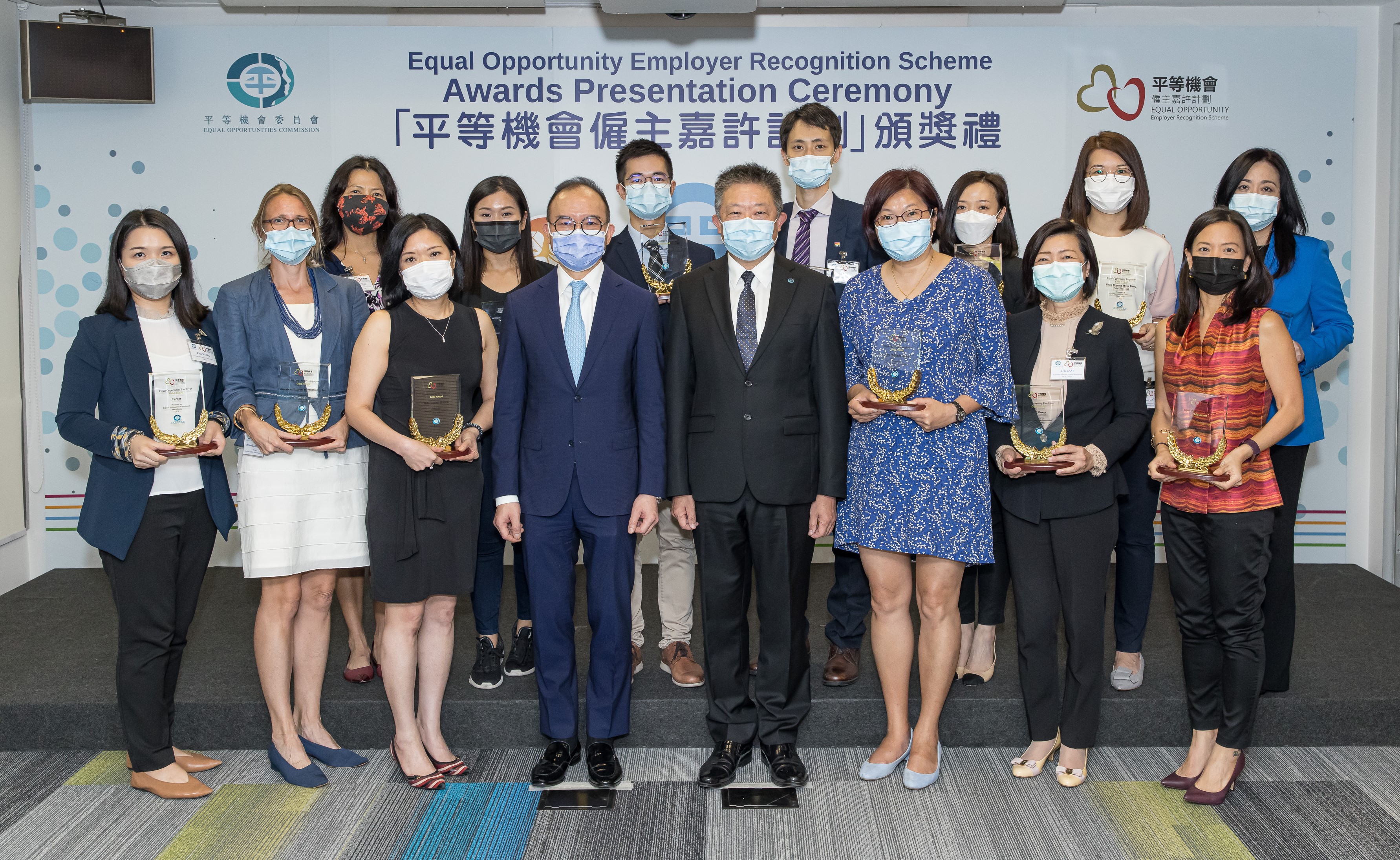 Mr Erick TSANG Kwok-wai, IDSM, JP, Secretary for Constitutional and Mainland Affairs (front row, fourth left), and Mr Ricky CHU Man-kin, IDS, Chairperson of the EOC (front row, fourth right) officiate at the Awards Presentation Ceremony and present trophies to the winners of the Equal Opportunity Employer Gold Award.